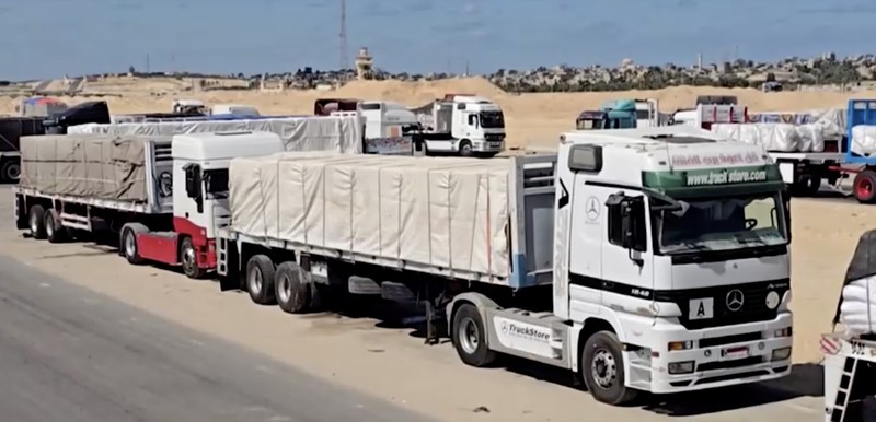 Truk-truk pengangkut bantuan kemanusiaan yang disiapkan oleh Bulan Sabit Merah Mesir, yang akan memasuki perlintasan Rafah ke Jalur Gaza besok, berbaris, setelah gencatan senjata antara Israel dan Hamas di Gaza berlaku, di Al-Arish, ibu kota Kegubernuran Sinai Utara, Mesir, 14 Oktober 2025. (REUTERS/Stringer) Truk-truk pengangkut bantuan kemanusiaan yang disiapkan oleh Bulan Sabit Merah Mesir, yang akan memasuki perlintasan Rafah ke Jalur Gaza besok, berbaris, setelah gencatan senjata antara Israel dan Hamas di Gaza berlaku, di Al-Arish, ibu kota Kegubernuran Sinai Utara, Mesir, 14 Oktober 2025. (REUTERS/Stringer)