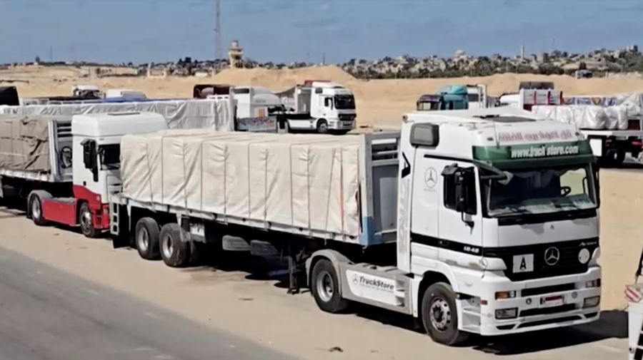 Truk-truk pengangkut bantuan kemanusiaan yang disiapkan oleh Bulan Sabit Merah Mesir, yang akan memasuki perlintasan Rafah ke Jalur Gaza besok, berbaris, setelah gencatan senjata antara Israel dan Hamas di Gaza berlaku, di Al-Arish, ibu kota Kegubernuran Sinai Utara, Mesir, 14 Oktober 2025. (REUTERS/Stringer) Truk-truk pengangkut bantuan kemanusiaan yang disiapkan oleh Bulan Sabit Merah Mesir, yang akan memasuki perlintasan Rafah ke Jalur Gaza besok, berbaris, setelah gencatan senjata antara Israel dan Hamas di Gaza berlaku, di Al-Arish, ibu kota Kegubernuran Sinai Utara, Mesir, 14 Oktober 2025. (REUTERS/Stringer)