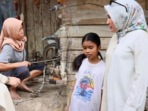 Wanita Tangguh dari Pedalaman Aceh Utara: Jadi Montir-Angkut Air