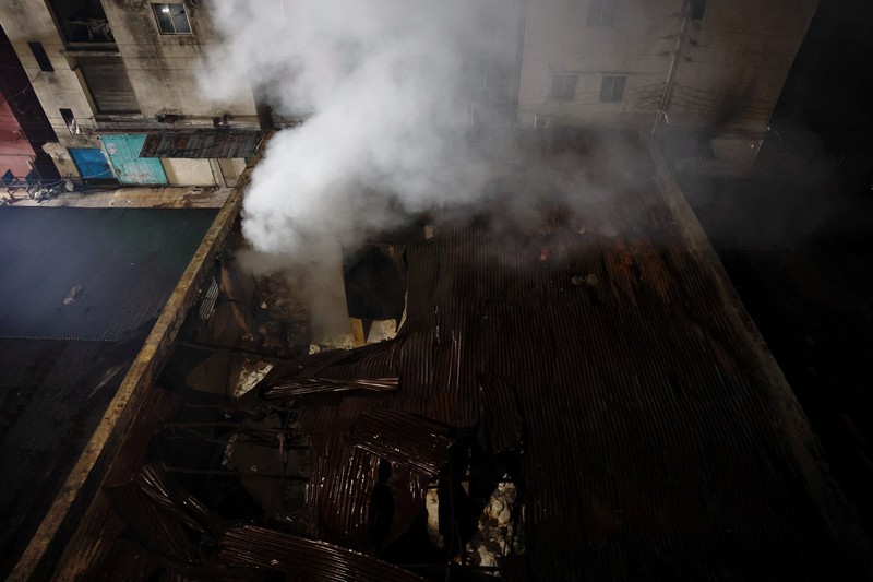 Asap mengepul dari sebuah bangunan saat kebakaran terjadi di pabrik garmen dan gudang bahan kimia di Dhaka, Bangladesh, 14 Oktober 2025. Asap mengepul dari sebuah bangunan saat kebakaran terjadi di pabrik garmen dan gudang bahan kimia di Dhaka, Bangladesh, 14 Oktober 2025. (REUTERS/Mohammad Ponir Hossain)