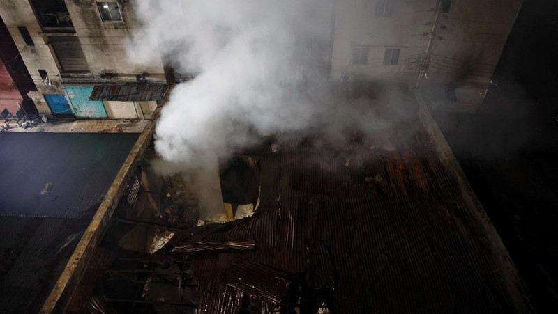 Asap mengepul dari sebuah bangunan saat kebakaran terjadi di pabrik garmen dan gudang bahan kimia di Dhaka, Bangladesh, 14 Oktober 2025. (REUTERS/Mohammad Ponir Hossain)