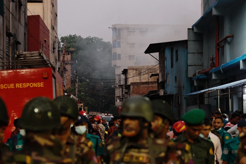Asap mengepul dari sebuah bangunan saat kebakaran terjadi di pabrik garmen dan gudang bahan kimia di Dhaka, Bangladesh, 14 Oktober 2025. Asap mengepul dari sebuah bangunan saat kebakaran terjadi di pabrik garmen dan gudang bahan kimia di Dhaka, Bangladesh, 14 Oktober 2025. (REUTERS/Mohammad Ponir Hossain)