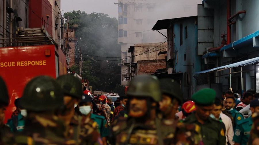 Asap mengepul dari sebuah bangunan saat kebakaran terjadi di pabrik garmen dan gudang bahan kimia di Dhaka, Bangladesh, 14 Oktober 2025. (REUTERS/Mohammad Ponir Hossain)
