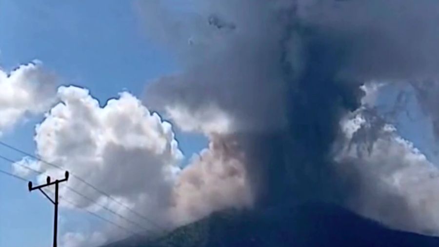 Atap rumah-rumah di Desa Hikong tertutup abu, pasir, dan kerikil setelah Gunung Lewotobi Laki-laki di Kabupaten Flores Timur, Nusa Tenggara Timur Rabu (15/10/2025) kembali meletus. Atap rumah-rumah di Desa Hikong tertutup abu, pasir, dan kerikil setelah Gunung Lewotobi Laki-laki di Kabupaten Flores Timur, Nusa Tenggara Timur Rabu (15/10/2025) kembali meletus. (Tangkapan Layar Video Reuters/)
