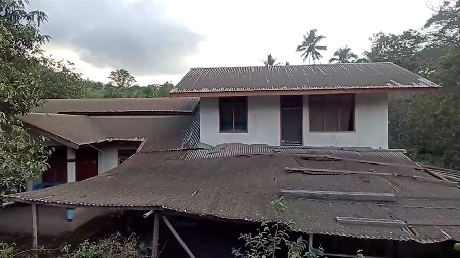 Atap rumah-rumah di Desa Hikong tertutup abu, pasir, dan kerikil setelah Gunung Lewotobi Laki-laki di Kabupaten Flores Timur, Nusa Tenggara Timur Rabu (15/10/2025) kembali meletus. Atap rumah-rumah di Desa Hikong tertutup abu, pasir, dan kerikil setelah Gunung Lewotobi Laki-laki di Kabupaten Flores Timur, Nusa Tenggara Timur Rabu (15/10/2025) kembali meletus. (Tangkapan Layar Video Reuters/)