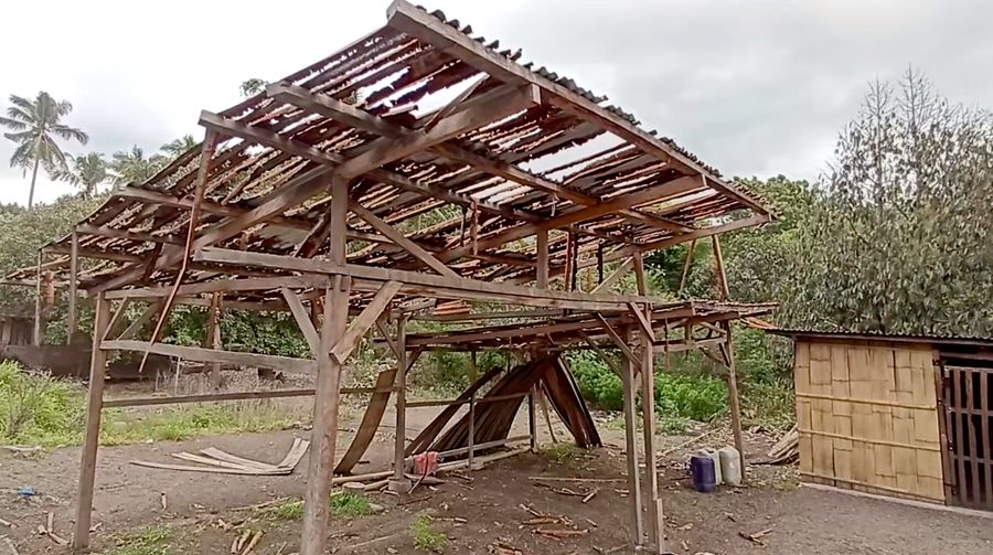 Atap rumah-rumah di Desa Hikong tertutup abu, pasir, dan kerikil setelah Gunung Lewotobi Laki-laki di Kabupaten Flores Timur, Nusa Tenggara Timur Rabu (15/10/2025) kembali meletus. Atap rumah-rumah di Desa Hikong tertutup abu, pasir, dan kerikil setelah Gunung Lewotobi Laki-laki di Kabupaten Flores Timur, Nusa Tenggara Timur Rabu (15/10/2025) kembali meletus. (Tangkapan Layar Video Reuters/)