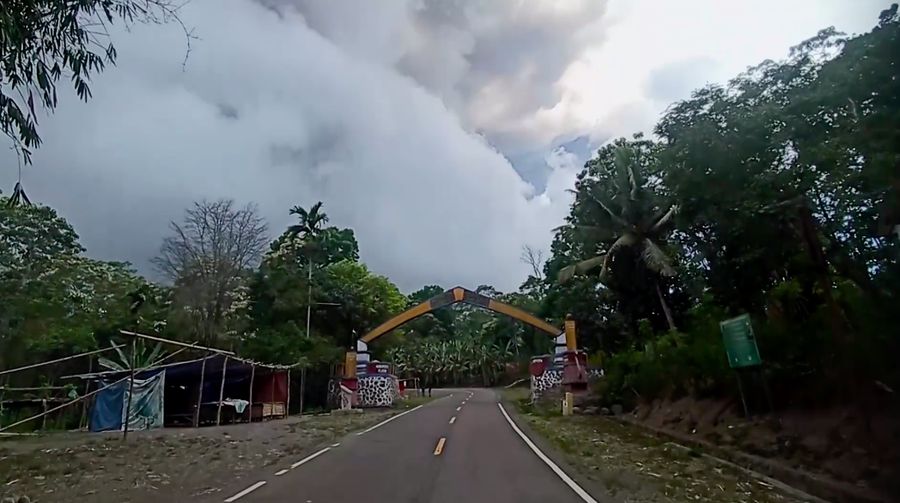 Atap rumah-rumah di Desa Hikong tertutup abu, pasir, dan kerikil setelah Gunung Lewotobi Laki-laki di Kabupaten Flores Timur, Nusa Tenggara Timur Rabu (15/10/2025) kembali meletus. (Tangkapan Layar Video Reuters/)