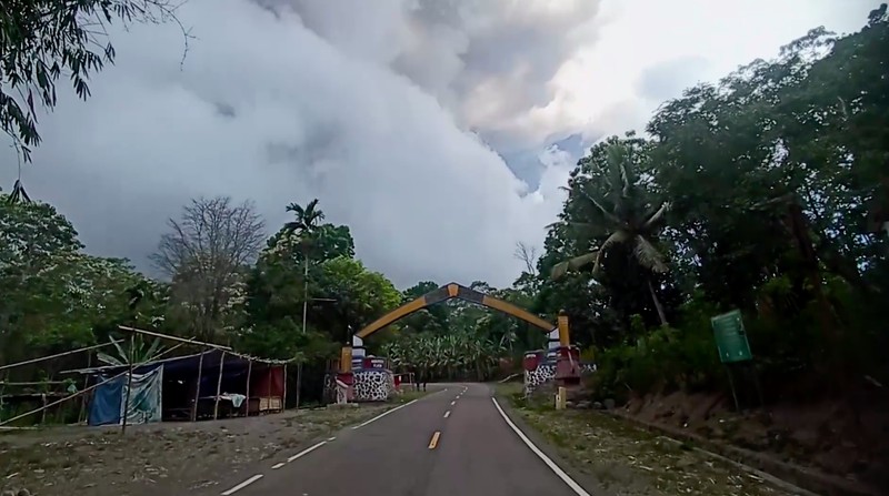 Atap rumah-rumah di Desa Hikong tertutup abu, pasir, dan kerikil setelah Gunung Lewotobi Laki-laki di Kabupaten Flores Timur, Nusa Tenggara Timur Rabu (15/10/2025) kembali meletus. (Tangkapan Layar Video Reuters/)