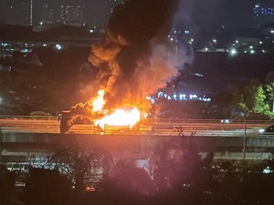 Bus Terbakar di Tol Jakut, Api Berkobar