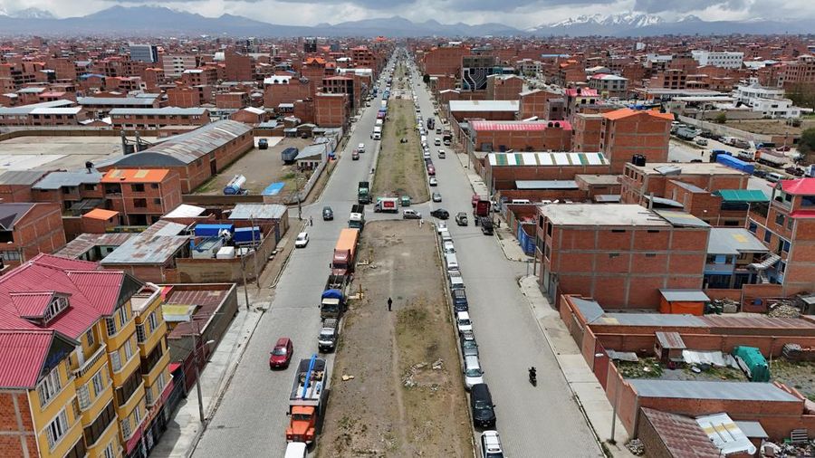 Truk-truk berbaris di jalan dekat pom bensin di tengah kelangkaan bahan bakar yang meluas, menjelang pemilihan putaran kedua 19 Oktober, di Achica Arriba, Bolivia, 14 Oktober 2025. Truk-truk berbaris di jalan dekat pom bensin di tengah kelangkaan bahan bakar yang meluas, menjelang pemilihan putaran kedua 19 Oktober, di Achica Arriba, Bolivia, 14 Oktober 2025. (REUTERS/Adriano Machado)