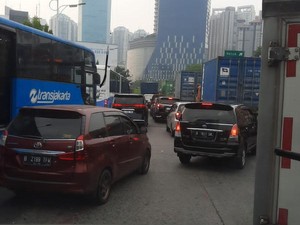 Jalan Letjen S Parman Arah Tomang Macet Imbas Antrean Truk Kontainer