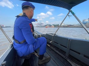 Kapal Tarik Tongkang Muatan CPO Tenggelam di Sungai Musi, 10 ABK Selamat