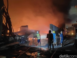 Video: Si Jago Merah Lalap Pabrik Styrofoam di Tabanan Bali