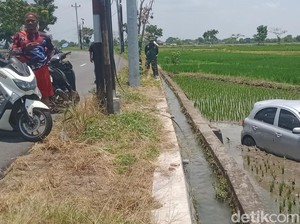 Sopir Ngantuk, Nissan March Terbang ke Sawah di Juwiring Klaten