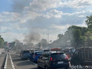Jalan AP Pettarani Arah Sultan Alauddin Makassar Macet Imbas Demo Sore Ini