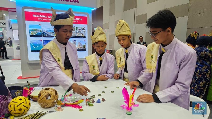 Kementerian Transisi Energi dan Transformasi Air (PETRA) Malaysia menggelar pameran budaya Malaysia di KL Convention Centre pada 14-17 Oktober 2025, bertepatan dengan Pertemuan Menteri Energi ASEAN ke-43 (AMEM-43) di Kuala Lumpur. (CNBC Indonesia/Thea Fathanah Arbar)
