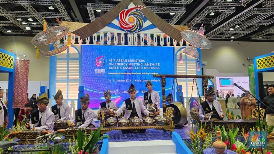 Kementerian Transisi Energi dan Transformasi Air (PETRA) Malaysia menggelar pameran budaya Malaysia di KL Convention Centre pada 14-17 Oktober 2025, bertepatan dengan Pertemuan Menteri Energi ASEAN ke-43 (AMEM-43) di Kuala Lumpur. (CNBC Indonesia/Thea Fathanah Arbar)