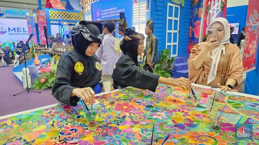 Kementerian Transisi Energi dan Transformasi Air (PETRA) Malaysia menggelar pameran budaya Malaysia di KL Convention Centre pada 14-17 Oktober 2025, bertepatan dengan Pertemuan Menteri Energi ASEAN ke-43 (AMEM-43) di Kuala Lumpur. (CNBC Indonesia/Thea Fathanah Arbar)