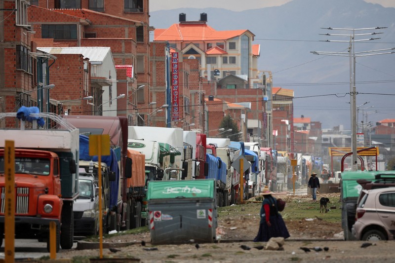 Truk-truk berbaris di jalan dekat pom bensin di tengah kelangkaan bahan bakar yang meluas, menjelang pemilihan putaran kedua 19 Oktober, di Achica Arriba, Bolivia, 14 Oktober 2025. Truk-truk berbaris di jalan dekat pom bensin di tengah kelangkaan bahan bakar yang meluas, menjelang pemilihan putaran kedua 19 Oktober, di Achica Arriba, Bolivia, 14 Oktober 2025. (REUTERS/Adriano Machado)