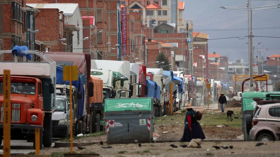 Truk-truk berbaris di jalan dekat pom bensin di tengah kelangkaan bahan bakar yang meluas, menjelang pemilihan putaran kedua 19 Oktober, di Achica Arriba, Bolivia, 14 Oktober 2025. Truk-truk berbaris di jalan dekat pom bensin di tengah kelangkaan bahan bakar yang meluas, menjelang pemilihan putaran kedua 19 Oktober, di Achica Arriba, Bolivia, 14 Oktober 2025. (REUTERS/Adriano Machado)