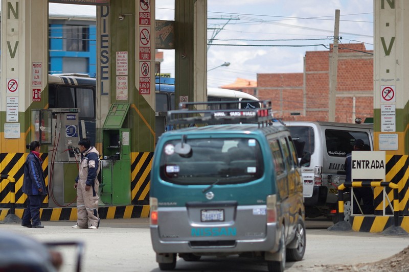 Truk-truk berbaris di jalan dekat pom bensin di tengah kelangkaan bahan bakar yang meluas, menjelang pemilihan putaran kedua 19 Oktober, di Achica Arriba, Bolivia, 14 Oktober 2025. Truk-truk berbaris di jalan dekat pom bensin di tengah kelangkaan bahan bakar yang meluas, menjelang pemilihan putaran kedua 19 Oktober, di Achica Arriba, Bolivia, 14 Oktober 2025. (REUTERS/Adriano Machado)