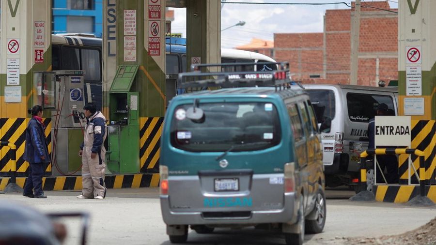 Truk-truk berbaris di jalan dekat pom bensin di tengah kelangkaan bahan bakar yang meluas, menjelang pemilihan putaran kedua 19 Oktober, di Achica Arriba, Bolivia, 14 Oktober 2025. Truk-truk berbaris di jalan dekat pom bensin di tengah kelangkaan bahan bakar yang meluas, menjelang pemilihan putaran kedua 19 Oktober, di Achica Arriba, Bolivia, 14 Oktober 2025. (REUTERS/Adriano Machado)