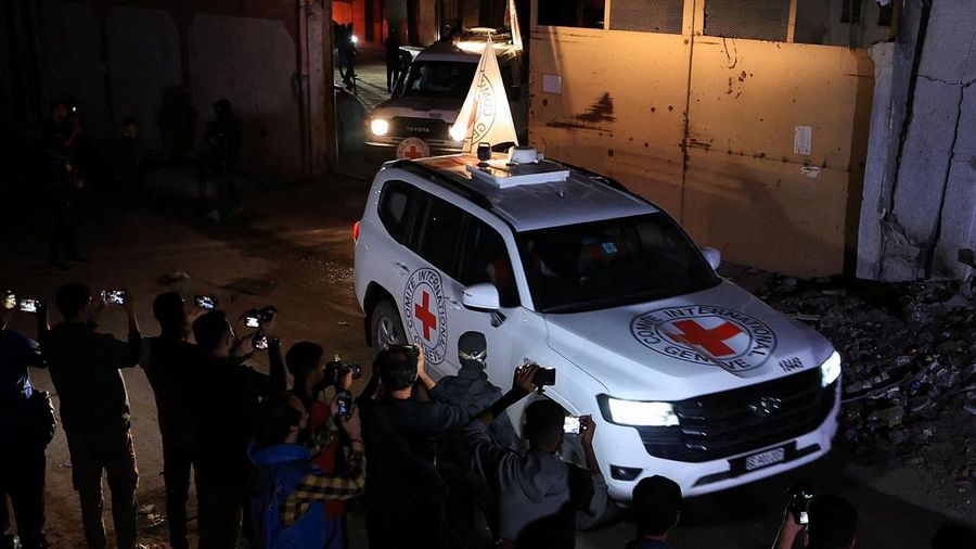 Kendaraan Palang Merah mengangkut jenazah para sandera yang telah ditahan di Gaza sejak serangan mematikan 7 Oktober 2023, setelah mereka diserahkan oleh militan Hamas sebagai bagian dari gencatan senjata dan kesepakatan pertukaran sandera-tahanan antara Hamas dan Israel, di Kota Gaza, 14 Oktober 2025. (REUTERS/Dawoud Abu Alkas)