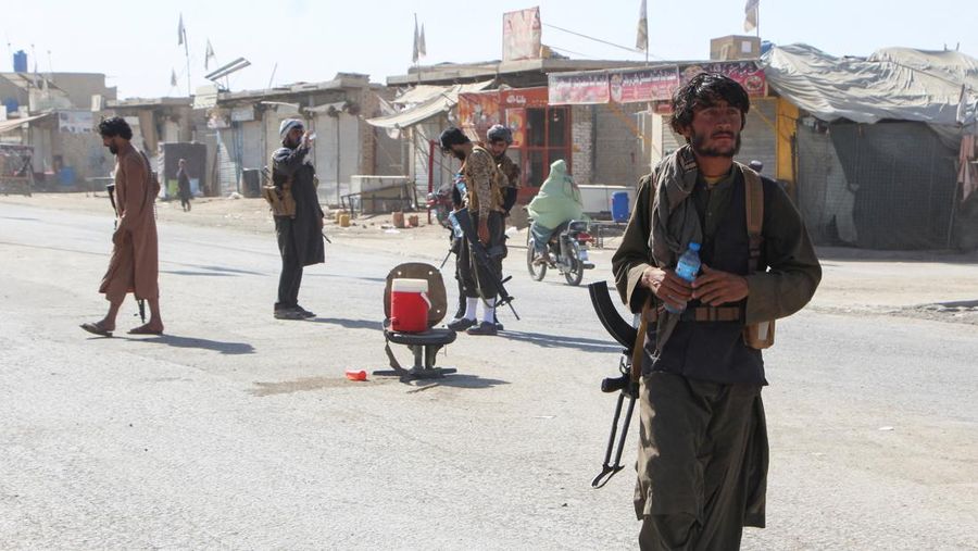 Konflik di perbatasan Afghanistan dan Pakistan kembali memanas, puluhan orang di kedua pihak tewas. Konflik di perbatasan Afghanistan dan Pakistan kembali memanas, puluhan orang di kedua pihak tewas. (REUTERS/Stringer)