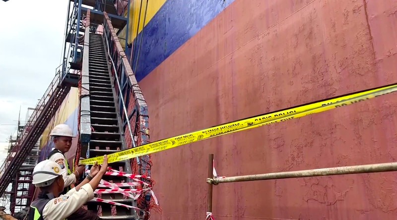 Ledakan hebat terjadi di kapal tanker MT Federal II yang tengah menjalani perbaikan di kawasan Industri PT ASL Shipyard, Tanjung Uncang, Kota Batam, Kepulauan Riau, pada Rabu (15/10/2025) dini hari. Ledakan hebat terjadi di kapal tanker MT Federal II yang tengah menjalani perbaikan di kawasan Industri PT ASL Shipyard, Tanjung Uncang, Kota Batam, Kepulauan Riau, pada Rabu (15/10/2025) dini hari. (Tangkapan Layar Video Reuters/)