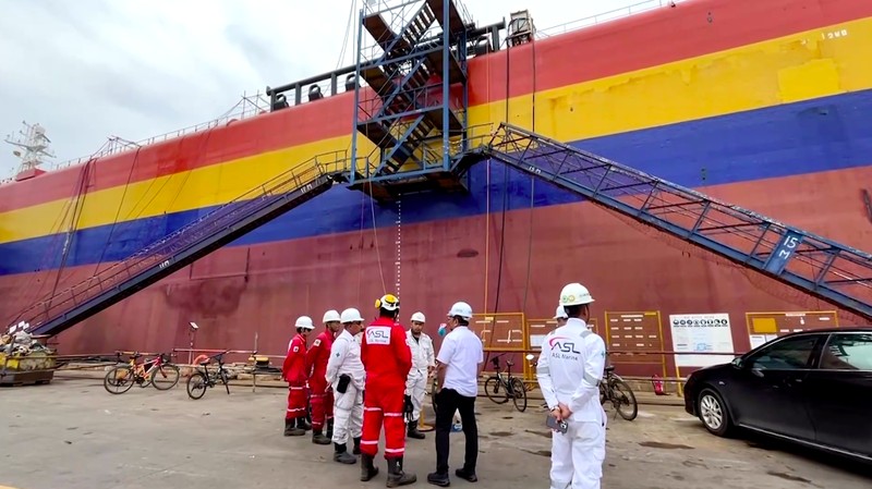 Ledakan hebat terjadi di kapal tanker MT Federal II yang tengah menjalani perbaikan di kawasan Industri PT ASL Shipyard, Tanjung Uncang, Kota Batam, Kepulauan Riau, pada Rabu (15/10/2025) dini hari. (Tangkapan Layar Video Reuters/)