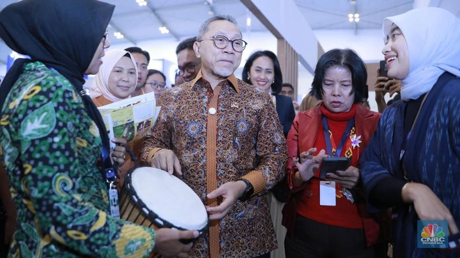 Menko Pangan Zulkifli Hasan beserta para menteri dan wakil menteri meninjau stand Food, Beverage, and Agricultural Products di acara Trade Expo Indonesia ke-40 di Indonesia Convention Exhibition (ICE), Bumi Serpong Damai (BSD), Kabupaten Tangerang, Banten, Rabu, (15/10/2025). (CNBC Indonesia/Muhammad Sabki)