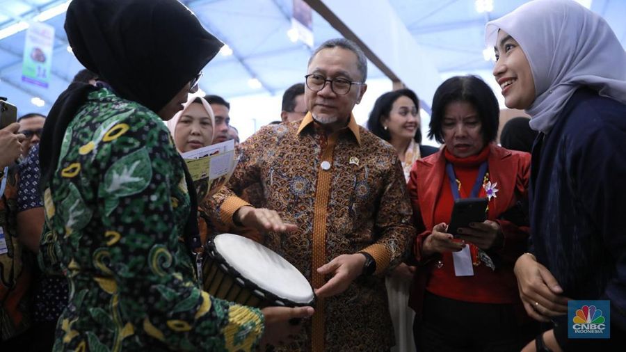 Menko Pangan Zulkifli Hasan beserta para menteri dan wakil menteri meninjau stand Food, Beverage, and Agricultural Products di acara Trade Expo Indonesia ke-40 di Indonesia Convention Exhibition (ICE), Bumi Serpong Damai (BSD), Kabupaten Tangerang, Banten, Rabu, (15/10/2025). (CNBC Indonesia/Muhammad Sabki)