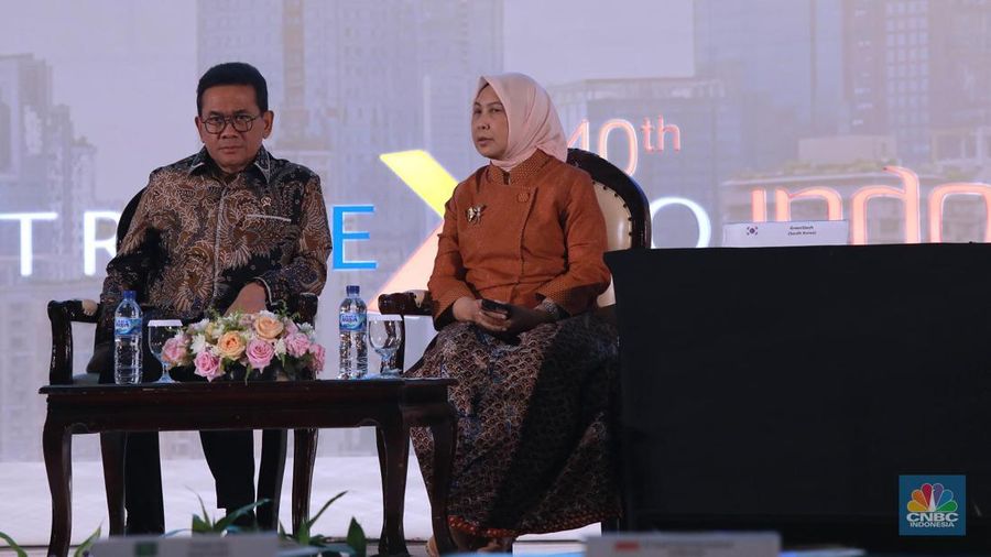 Menteri Perdagangan Budi Santoso menyaksikan seremoni MoU pada acara Trade Expo Indonesia ke-40 di Indonesia Convention Exhibition (ICE), Bumi Serpong Damai (BSD), Kabupaten Tangerang, Banten, Rabu, (15/10/2025). (CNBC Indonesia/Muhammad Sabki)