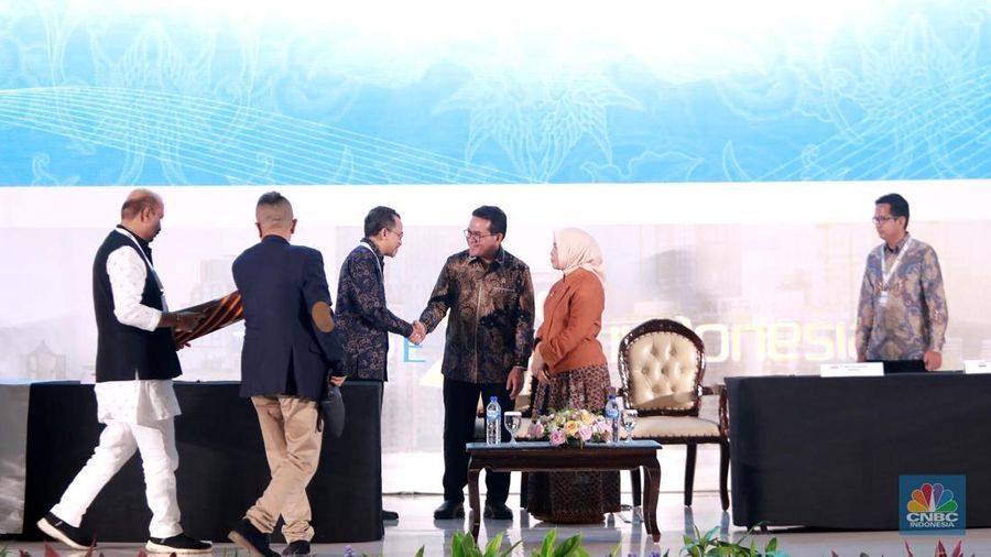 Menteri Perdagangan Budi Santoso menyaksikan seremoni MoU pada acara Trade Expo Indonesia ke-40 di Indonesia Convention Exhibition (ICE), Bumi Serpong Damai (BSD), Kabupaten Tangerang, Banten, Rabu, (15/10/2025). (CNBC Indonesia/Muhammad Sabki)