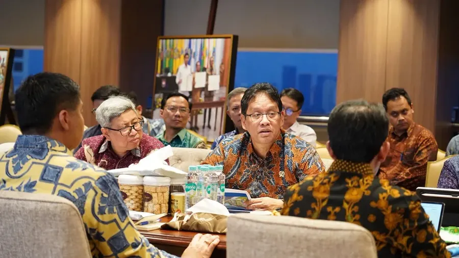 Menteri Perumahan dan Kawasan Permukiman (PKP) Maruarar Sirait (Ara) bersama Menteri Keuangan Purbaya Yudhi Sadewa melakukan pertemuan di Kantor Menteri PKP, Jakarta, Selasa (14/10/2025). (Dok. Kementerian PKP.)