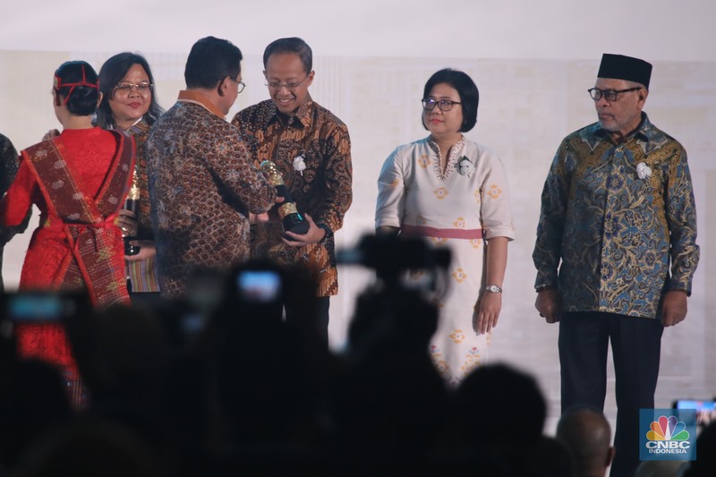 Penyerahan penghargaan saat Opening Ceremony Trade Expo Indonesia (TEI) 2025 di ICE BSD, Kabupaten Tangerang, Banten, Rabu (15/10/2025). Penyerahan penghargaan saat Opening Ceremony Trade Expo Indonesia (TEI) 2025 di ICE BSD, Kabupaten Tangerang, Banten, Rabu (15/10/2025). (CNBC Indonesia/Faisal Rahman)