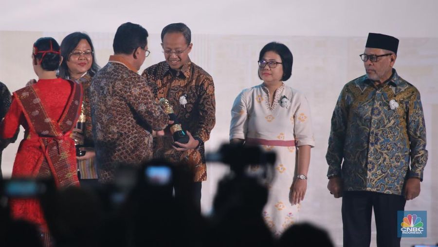 Penyerahan penghargaan saat Opening Ceremony Trade Expo Indonesia (TEI) 2025 di ICE BSD, Kabupaten Tangerang, Banten, Rabu (15/10/2025). Penyerahan penghargaan saat Opening Ceremony Trade Expo Indonesia (TEI) 2025 di ICE BSD, Kabupaten Tangerang, Banten, Rabu (15/10/2025). (CNBC Indonesia/Faisal Rahman)