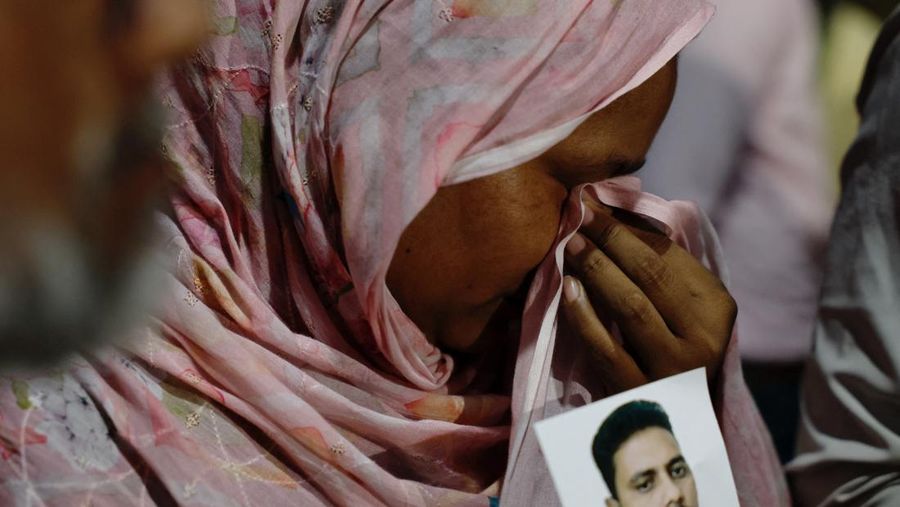 Asap mengepul dari sebuah bangunan saat kebakaran terjadi di pabrik garmen dan gudang bahan kimia di Dhaka, Bangladesh, 14 Oktober 2025. (REUTERS/Mohammad Ponir Hossain)