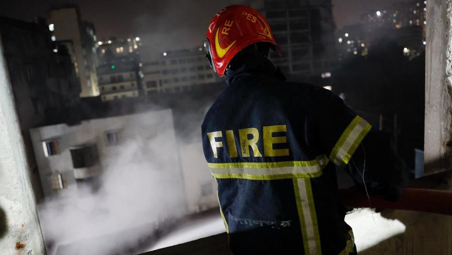 Asap mengepul dari sebuah bangunan saat kebakaran terjadi di pabrik garmen dan gudang bahan kimia di Dhaka, Bangladesh, 14 Oktober 2025. (REUTERS/Mohammad Ponir Hossain)