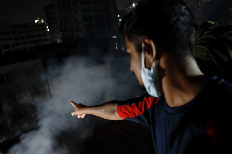 Asap mengepul dari sebuah bangunan saat kebakaran terjadi di pabrik garmen dan gudang bahan kimia di Dhaka, Bangladesh, 14 Oktober 2025. Asap mengepul dari sebuah bangunan saat kebakaran terjadi di pabrik garmen dan gudang bahan kimia di Dhaka, Bangladesh, 14 Oktober 2025. (REUTERS/Mohammad Ponir Hossain)