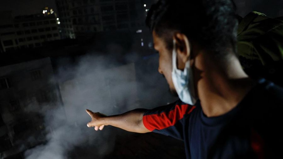 Asap mengepul dari sebuah bangunan saat kebakaran terjadi di pabrik garmen dan gudang bahan kimia di Dhaka, Bangladesh, 14 Oktober 2025. (REUTERS/Mohammad Ponir Hossain)