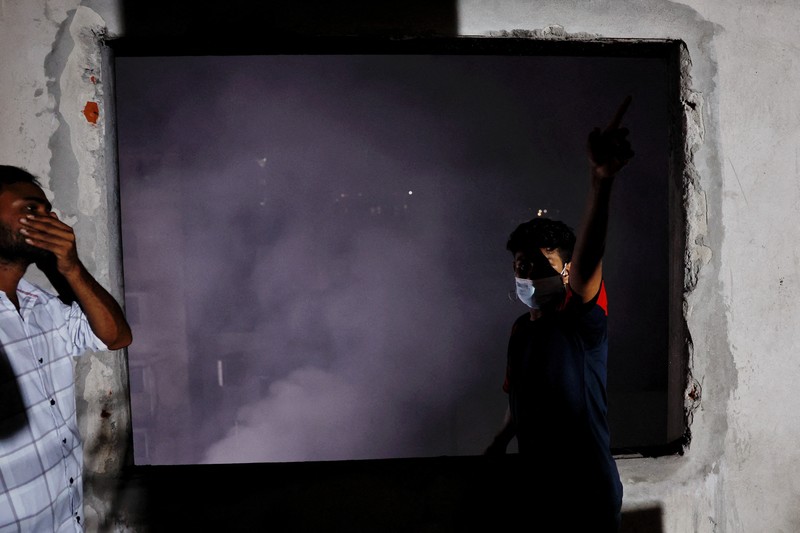 Asap mengepul dari sebuah bangunan saat kebakaran terjadi di pabrik garmen dan gudang bahan kimia di Dhaka, Bangladesh, 14 Oktober 2025. Asap mengepul dari sebuah bangunan saat kebakaran terjadi di pabrik garmen dan gudang bahan kimia di Dhaka, Bangladesh, 14 Oktober 2025. (REUTERS/Mohammad Ponir Hossain)