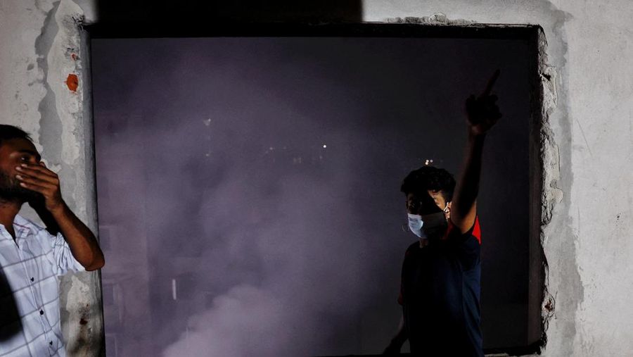 Asap mengepul dari sebuah bangunan saat kebakaran terjadi di pabrik garmen dan gudang bahan kimia di Dhaka, Bangladesh, 14 Oktober 2025. (REUTERS/Mohammad Ponir Hossain)