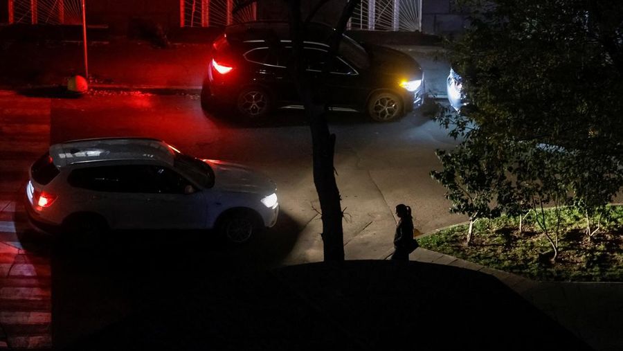Seorang wanita menyeberang jalan dengan anjingnya saat listrik padam setelah infrastruktur sipil penting terkena serangan rudal dan pesawat tak berawak Rusia baru-baru ini, di tengah serangan Rusia terhadap Ukraina, di Kyiv, Ukraina, 14 Oktober 2025. Seorang wanita menyeberang jalan dengan anjingnya saat listrik padam setelah infrastruktur sipil penting terkena serangan rudal dan pesawat tak berawak Rusia baru-baru ini, di tengah serangan Rusia terhadap Ukraina, di Kyiv, Ukraina, 14 Oktober 2025. (REUTERS/Gleb Garanich)