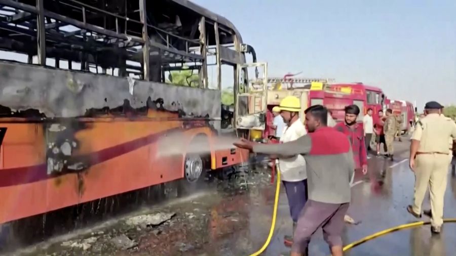 Setidaknya 20 orang tewas pada Selasa (14/10) ketika sebuah bus swasta terbakar di negara bagian Rajasthan, India barat. Menurut pejabat setempat, insiden tragis itu terjadi saat bus yang membawa 57 penumpang sedang dalam perjalanan dari Jaisalmer menuju Jodhpur. Setidaknya 20 orang tewas pada Selasa (14/10) ketika sebuah bus swasta terbakar di negara bagian Rajasthan, India barat. Menurut pejabat setempat, insiden tragis itu terjadi saat bus yang membawa 57 penumpang sedang dalam perjalanan dari Jaisalmer menuju Jodhpur. (Tangkapan Layar Video Reuters/ANI)