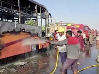 Bus Penumpang Terbakar Setelah Tabrak Motor, 20 Tewas