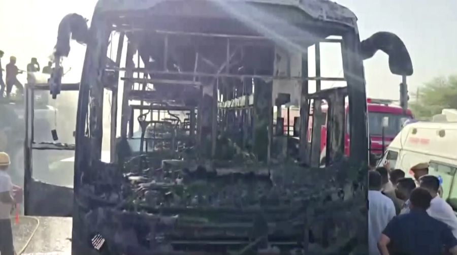 Setidaknya 20 orang tewas pada Selasa (14/10) ketika sebuah bus swasta terbakar di negara bagian Rajasthan, India barat. Menurut pejabat setempat, insiden tragis itu terjadi saat bus yang membawa 57 penumpang sedang dalam perjalanan dari Jaisalmer menuju Jodhpur. (Tangkapan Layar Video Reuters/ANI)