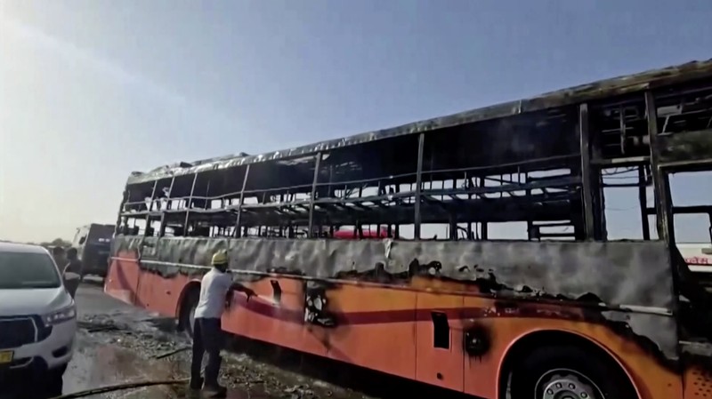 Setidaknya 20 orang tewas pada Selasa (14/10) ketika sebuah bus swasta terbakar di negara bagian Rajasthan, India barat. Menurut pejabat setempat, insiden tragis itu terjadi saat bus yang membawa 57 penumpang sedang dalam perjalanan dari Jaisalmer menuju Jodhpur. (Tangkapan Layar Video Reuters/ANI)