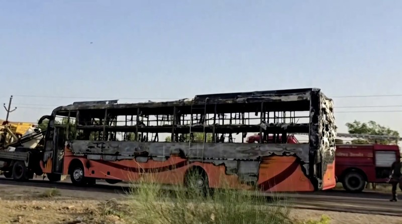 Setidaknya 20 orang tewas pada Selasa (14/10) ketika sebuah bus swasta terbakar di negara bagian Rajasthan, India barat. Menurut pejabat setempat, insiden tragis itu terjadi saat bus yang membawa 57 penumpang sedang dalam perjalanan dari Jaisalmer menuju Jodhpur. (Tangkapan Layar Video Reuters/ANI)