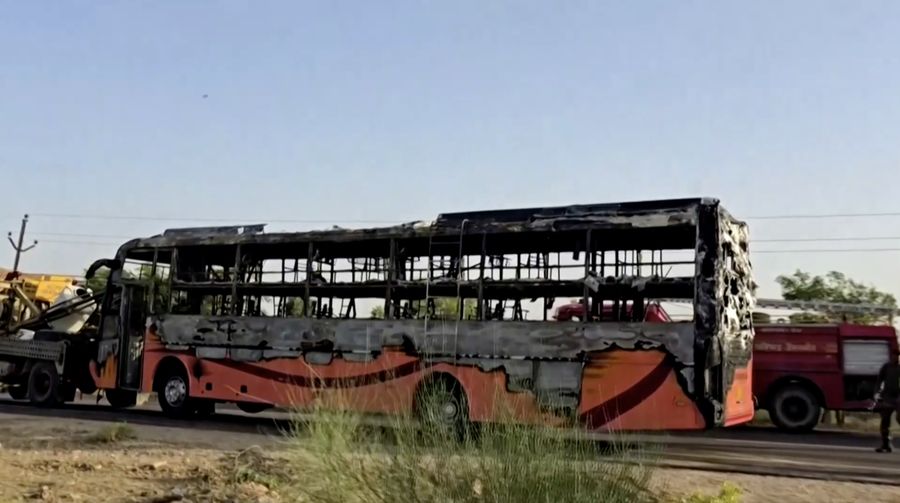 Setidaknya 20 orang tewas pada Selasa (14/10) ketika sebuah bus swasta terbakar di negara bagian Rajasthan, India barat. Menurut pejabat setempat, insiden tragis itu terjadi saat bus yang membawa 57 penumpang sedang dalam perjalanan dari Jaisalmer menuju Jodhpur. (Tangkapan Layar Video Reuters/ANI)